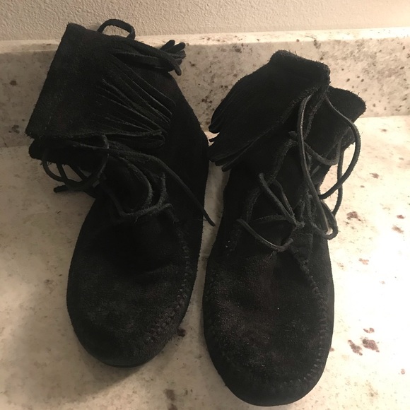 Minnetonka Moccasin Boots Black - Picture 1 of 6